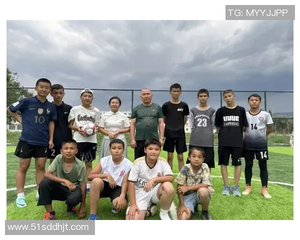 爱情与足球交织的瞬间定格在照片中展现无尽的温暖与激情 爱情与足球交织的瞬间定格在照片中展现无尽的温暖与激情